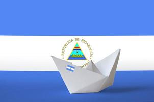 Nicaragua bandiera raffigurato su carta origami nave avvicinamento. fatto a mano arti concetto foto