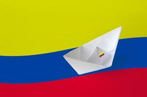 Colombia bandiera raffigurato su carta origami nave avvicinamento. fatto a mano arti concetto foto