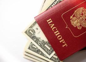 un' straniero passaporto e dollari su un' bianca isolato sfondo. foto