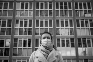 scatto di una ragazza in maschera, per strada. pandemia di covid-19 di blocco. foto