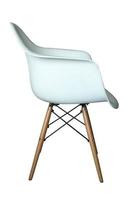 bianca sedia con di legno gambe isolato. foto