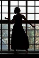 silhouette di donna con testa trasformato nel davanti di finestra foto