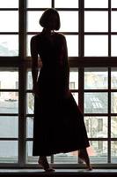 donna silhouette nel davanti di finestra foto