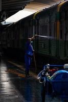 bangkok, Tailandia - settembre 24 un' addetto alle pulizie è pulizia un' treno a hua Lamphong stazione su settembre 24, 2022 nel bangkok, Tailandia. foto