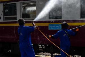 bangkok, Tailandia - settembre 24 un' addetto alle pulizie è pulizia un' treno a hua Lamphong stazione su settembre 24, 2022 nel bangkok, Tailandia. foto