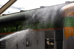 bangkok, Tailandia - settembre 24 un' addetto alle pulizie è pulizia un' treno a hua Lamphong stazione su settembre 24, 2022 nel bangkok, Tailandia. foto