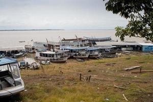manacapuru, amazzoni, brasile novembre 18 2022 Barche attraccato lungo il solimo, amazon fiume nel manacapuru alcuni in attesa per essere riparato foto