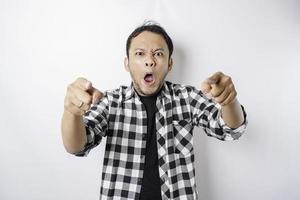 il arrabbiato e pazzo viso di asiatico uomo nel tartan camicia su isolato bianca sfondo. foto