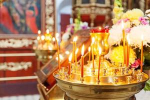 Chiesa ortodossa. cristianesimo. decorazione d'interni festiva con candele accese e icona nella tradizionale chiesa ortodossa alla vigilia di pasqua o natale. religione fede pregare simbolo. foto