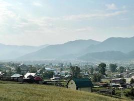 villaggio a il piede di il verde collina, altai, Russia foto