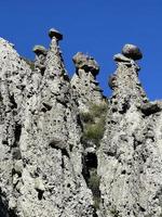 pietra funghi nel il akkurum tratto contro blu cielo, il roccia formazioni di un' bizzarro forma, altai, Russia foto