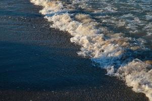 paesaggio marino onda di il mare su il sabbioso spiaggia foto