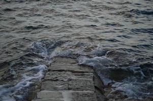 mare onde Crashing in rocce, vicino su acqua foto