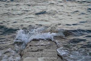 mare onde Crashing in rocce, vicino su acqua foto