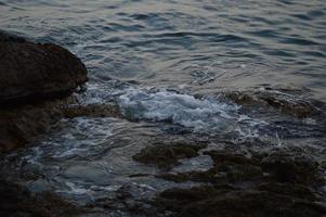 mare onde Crashing in rocce foto