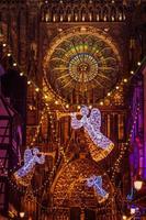 Strasburgo, Francia - dicembre 2016 - angelo decorazione nel davanti di Cattedrale notre dama foto