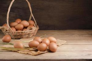 fresco biologico pollo uova a partire dal il azienda agricola su un' rustico di legno tavolo.