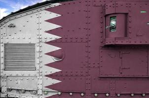 Qatar bandiera raffigurato su lato parte di militare blindato serbatoio avvicinamento. esercito forze concettuale sfondo foto