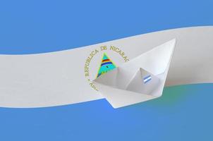 Nicaragua bandiera raffigurato su carta origami nave avvicinamento. fatto a mano arti concetto foto