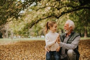 nonno la spesa tempo con il suo nipotina nel parco su autunno giorno foto