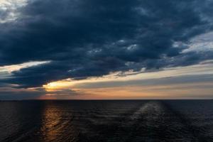 nuvoloso mare visualizzazioni di il baltico mare a Alba foto