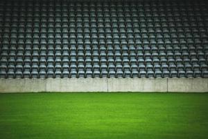 foto di un' calcio stadio a notte.