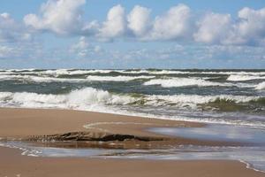 nuvoloso mare visualizzazioni di il baltico mare a Alba foto