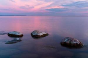 pietre su il costa di il baltico mare a tramonto foto