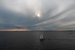 nuvoloso mare visualizzazioni di il baltico mare a Alba foto