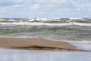 nuvoloso mare visualizzazioni di il baltico mare a Alba foto