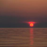 tramonto colori nel il mare acqua foto