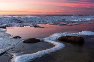 baltico mare costa nel inverno con ghiaccio a tramonto foto