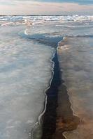 baltico mare costa nel inverno con ghiaccio a tramonto foto