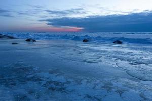 baltico mare costa nel inverno con ghiaccio a tramonto foto