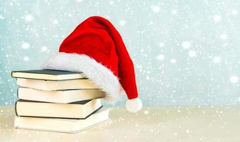 allegro Natale. Babbo Natale cappello con libri e i fiocchi di neve con spazio per testo. Natale concetto sfondo foto