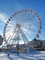 Ferris ruota Cracovia occhio nel il controluce contro un' blu cielo con nuvole su gelido inverno giorno. verticale parte inferiore Visualizza. Cracovia, Polonia, Europa. foto