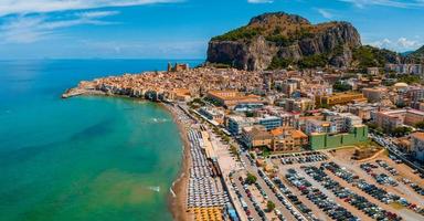 aereo panoramico Visualizza di il cefalù, medievale villaggio di sicilia isola foto