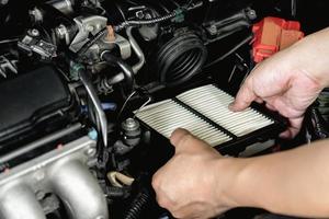 mano un' uomo ingresso nuovo aria filtro di auto motore nel motore camera di base concetto nel Manutenzione di un' auto foto