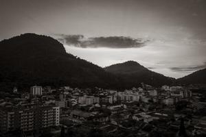 bellissima alba colorata sulle montagne angra dos reis brasile. foto