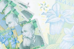 1 rumeno leu fatture bugie nel pila su sfondo di grande semi trasparente banconota. astratto attività commerciale sfondo foto