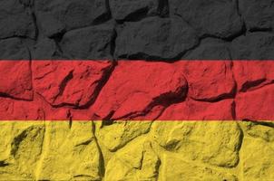 Germania bandiera raffigurato nel dipingere colori su vecchio pietra parete avvicinamento. strutturato bandiera su roccia parete sfondo foto
