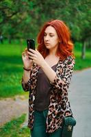 bellissimo ragazza sembra a il itinerario nel il smartphone app. foto