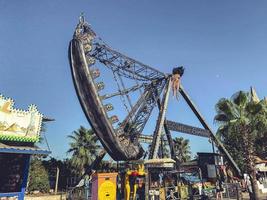 divertimento parco nel tropicale nazione. un' alto swing per turisti per cavalcata su e fuori uso. estremo intrattenimento, meccanico swing per equitazione foto