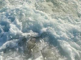 onde, spruzzi di acqua su il spiaggia a il mare su vacanza nel un' turista caldo orientale tropicale nazione meridionale Paradiso ricorrere su vacanza. il sfondo foto