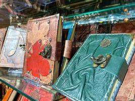 bellissimo libri, i Quaderni, diari, rilegato in pelle, fatto a mano, orientale, decorativo, nel un' turista souvenir negozio foto