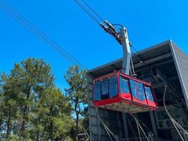 cavo auto cabina sciare sollevamento e blu cielo a il sfondo foto