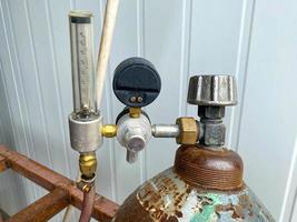 riduttore e pressione valutare per misurazione pressione su un ferro industriale gas cilindro nel un' fabbrica foto