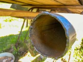 il bordo di un' di grande diametro saldato inossidabile ferro metallo industriale tubo con un' cucitura tagliare via a partire dal saldatura e gas taglio foto