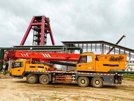 costruzione luogo. Là siamo molti costruzione veicoli su il luogo per posa asfalto, trasporto pesante carichi, sabbia. scavando scavatrice foto