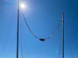 fionda attrazione su il superiore di tahtali monte con nuvoloso blu cielo sfondo. catapulta attrazione foto